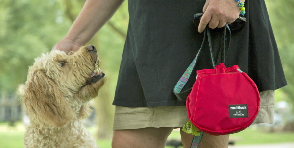 犬の散歩アイデア用品 マルチサック（multisak）｜犬用リードに取りつけるお散歩バッグ/マナーポーチ｜犬グッズ通販HAU