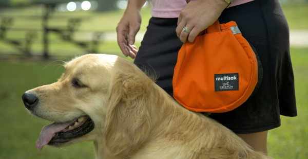 便利でおすすめの犬用品 マルチサック（multisak）｜犬用リードに取りつけるお散歩バッグ/マナーポーチ｜犬グッズ通販HAU